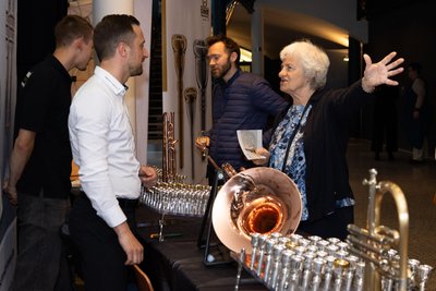 Am Infostand von Werner Chr. Schmidt Mundstück- und Metallblasinstrumentenbau: Frøydis Ree Wekre (Jurymitglied im Fach Horn) im Gespräch mit Metallblasinstrumentenmachermeister Max Hertlein.