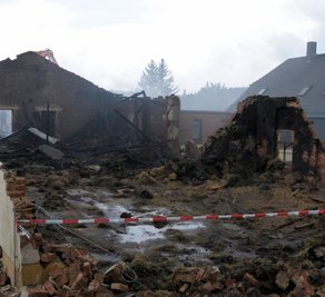 <p class="artikelinhalt">Bilder wie aus einem Kriegsgebiet boten sich am Montag in der niedergebrannten Stallanlage. </p>