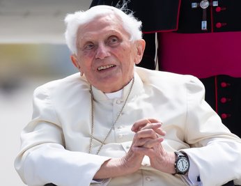 22.06.2020, Bayern, Freising: Der emeritierte Papst Benedikt XVI. kommt am Flughafen München zum Flugzeug vor seiner Abreise nach seinem viertägigen Besuch in Regensburg zurück in den Vatikan. 