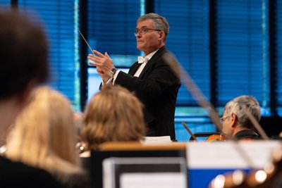 Matthias Spindler dirigierte das Sinfonieorchester des Stadtorchesters Markneukirchen zum Eröffnungskonzert am 8. Mai.