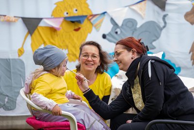 Die kleine Natalia ließ sich zum Kinderfest schminken.