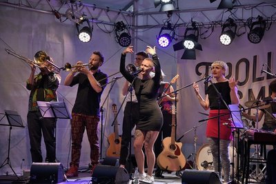 Die Band Frollein Smilla mit ihrer Sängerin Desna Wackerhagen (Mitte) aus Berlin, eröffnete am Samstagabend die Burgsommer-Konzertreihe auf Schloss Voigtsberg in Oelsnitz.