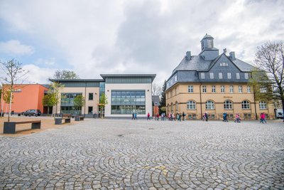 Grundschule und Rathaus Burkhardtsdorf – Kinder der Kita „Mühlbergzwerge“ in Burkhardtsdorf haben Modelle von diesen Gebäuden im Ort gebaut.