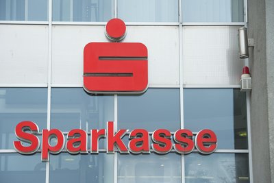 Kunden der Sparkasse Vogtland erhalten Zinsnachzahlungen aus einem bestimmten Sparprodukt. Bis Ende 2024 hatte das Geldhaus rund 75 Prozent ihrer Kunden über ihre Ansprüche informiert.