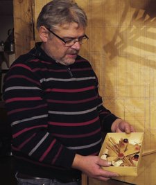 Andreas Schubert vom Bürsten- und Heimatmuseum Schönheide mit einer zerlegbaren Stabpyramide, wie sie in den Jahren des Zweiten Weltkrieges zu Tausenden an die Front geschickt wurde.