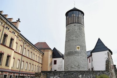 Seit Mitte Mai steht der sanierte, erhöhte Bergfried von Schloss Voigtsberg in Oelsnitz Besuchern offen. 2000 kamen seither. 