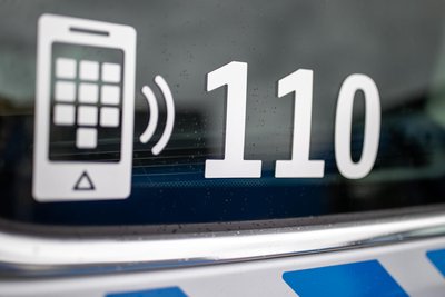 Der Notruf 110 geht bei der Polizei ein. Obwohl es sich um Notfälle handelt, konnte die Polizei die Anrufer bisher nicht orten.