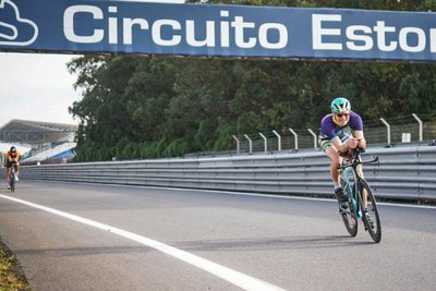 Lutz Oeser teilt die Leidenschaft seiner Ehefrau für den Triathlon. Oft sind die beiden Westsachsen gemeinsam bei den Wettkämpfen aktiv, so wie im Herbst 2024 in Portugal.