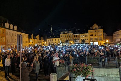 Vor gut einem Jahr hatte die Protestbewegung "Berggeschrey" ihren Anfang in Annaberg genommen. Nach längerer Pause waren am Mittwochabend mehr als 1000 Erzgebirger auf dem Markt.