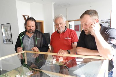 Steffen Walther (l.) und Michael Blaas (r.) vom Organisationsteam mit Rechenbergs Ortschronist Heinz Lohse.