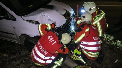 Die Rettungskräfte mussten die Batterie des verunglückten VW's abklemmen.
