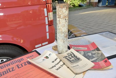 Im Bild die alte Zeitkapsel, die geöffnet worden ist.
