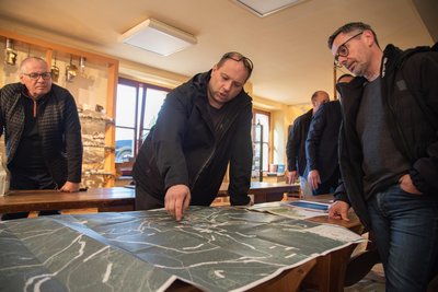 Stadtrat André Karbstein (Mitte) an einem Plan, der die touristischen Pläne für Mühlleithen zeigt. Landtagsabgeordneter Sören Voigt (CDU/re.) ist ebenfalls im Boot.
