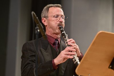 Solist zum sehr gut besuchten Blaskonzert des Stadtorchesters Markneukirchen in der Musikhalle war der in der Stadt aufgewachsene Klarinettist Holger Heberlein.