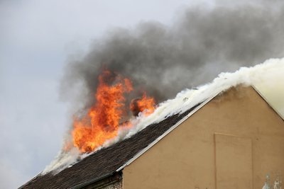 Aus noch ungeklärten Gründen war am Mittwochnachmittag der Dachstuhl eines Wohnhauses an der Palmstraße in Brand geraten.