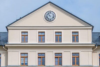 Das Original: Die Kurt-Richter-Schule in Burkhardtsdorf am Markt – mit ihrer markanten Uhr.