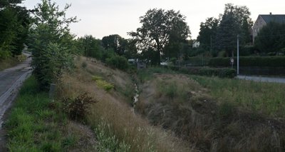 Der Dorfbach im Bereich Dorfstraße 75. Ende dieses Monats beginnen hier Arbeiten unter anderem am Ufer. 