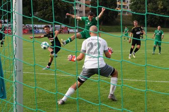 7:0 zum Auftakt der Fußball-Sachsenklasse! Super-Aufsteiger VfB Schöneck demütigt Merkur Oelsnitz - Schönecks Neuzugang Tobias Grill (links) trifft zum 3:0, Merkur-Torhüter Toni Lohse ist machtlos.