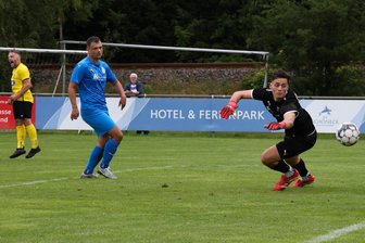 7:1 gegen FSV Ellefeld: Schönecker Generalprobe mehr als gelungen - Der Torreigen beginnt: Schönecks Marcel Schlosser (hinten links) trifft zum 1:0 ins Ellefelder Tor, Keeper Jakob Abokat ist machtlos.