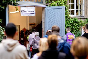 7 Millionen Wähler mit Zuwanderungsgeschichte: Welche Parteien wählen sie zur Bundestagswahl? - Wählerinnen und Wähler verschiedener Herkunft warten vor einem Wahllokal.