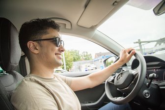 7 Tipps fürs Spritsparen auf der Urlaubsfahrt - Entspannt fahren - Sprit sparen: Wer weniger beschleunigt und früher vom Gas geht, leert den Tank langsamer.