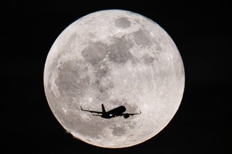 7 Tipps: So sparen Sie bei Flugtickets - Mondpreis fürs Flugticket muss nicht sein: Wer flexibel bei Tagen und Uhrzeiten ist, findet oft günstigere Flüge.