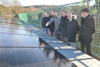 70.000-Euro-Projekt: Große Solaranlage entsteht in Aue neu - Dirk Seidel, Jens Möckel, Marcus Hoffmann, Andreas Rauner, René Rücker und Olaf Böhm (v. l.) an der neuen Photovoltaikanlage in Aue.