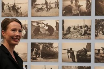 70 Fotos, Vorlagen, Zeichnungen und ein besonderes Gemälde - Die Kuratorin Annika Weise in der Sonderausstellung "Seegewohnheiten". 