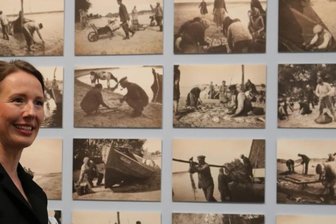 70 Fotos, Vorlagen, Zeichnungen und ein besonderes Gemälde - Die Kuratorin Annika Weise in der Sonderausstellung "Seegewohnheiten". 