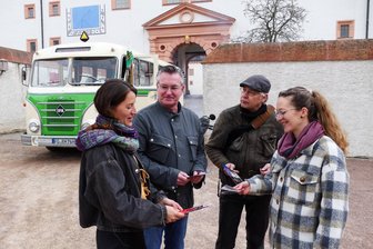 70 Jahre alter Ifa-Bus geht auf der Augustusburg auf Jungfernfahrt: „Er zaubert den Leuten ein Lächeln ins Gesicht“ - Hanne Franken vom Schloss Wildeck, Marcus Schachtschneider vom Zschopauer Enduro-Museum, Dirk Schmerschneider vom Chemnitzer Fahrzeugmuseum und Maria Schade vom Schloss Augustusburg (von links) bei der Präsentation des Ifa-Busses.