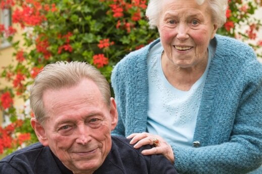 70 Jahre Ehe: Das Geheimnis ewiger Liebe im Erzgebirge - Anita und Günter Hennig feiern diesen Dienstag ihren 70. Hochzeitstag.Anlässlich des seltenen Jubiläums lüftet das Ehepaar sein Geheimrezept für ewige Liebe. 