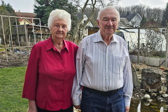 70 Jahre Ehe in Werdau und noch fit: Was Maria und Gerhard Kretz jung hält - Maria und Gerhard Kretz genießen die gemeinsame Zeit in ihrem Garten in Werdau.