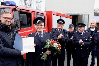 70 Jahre in der Feuerwehr: Stadt ehrt Wilmar Leber aus Friesen - Oberbürgermeister Raphael Kürzinger (links) überreichte Wilmar Leber (2. v. links) an der Feuerwache Friesen die Urkunde und einen Blumenstrauß für seine mehr als 70-jährige Zugehörigkeit zur Freiwilligen Feuerwehr. Kameraden der Alters- und Ehrenabteilung spenden Beifall.