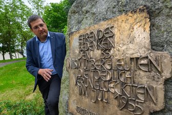 70 Jahre nach der Katastrophe in Schacht 250: Wie fünf Bergmänner dem Tod entkamen - Etwa hier wurden die Bergleute 1955 nach der Brandkatastrophe unter Tage geborgen: Andy Tauber, Bereichsleiter der Wismut GmbH, steht neben der Gedenktafel.