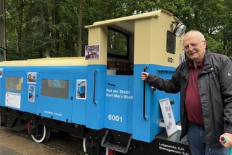 70 Jahre Parkeisenbahn Chemnitz: Die erste Lok von 1954 glänzt wieder - Matthias Dietel ist seit 1964 bei der Parkeisenbahn aktiv. Viele Jahre fuhr er selbst die erste Lok und beförderte damit zahlreiche Fahrgäste über den Rundkurs im Küchwald.