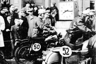 70 Jahre „Rund um Zschopau“: Wie die IFA-ES 250 Motorradgeschichte schrieb - Harald Linke (Nummer 52) war 1955 bei „Rund um Zschopau“ auf der neuen IFA-ES 250 unterwegs.