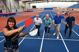 70 Jahre Sportschulen: Das größte Klassentreffen von Chemnitz - Die ehemalige 400-Meter-Hürden-Läuferin Manuela Sachse, Sprecherin des Stadtsportbundes, bedient die Startklappe. Die Schulleiter Torsten Kulakow (daneben) und Jörg Bretschneider (2.v.re.) sowie die Organisatoren der Jubiläumsfeierlichkeiten, Matthias Großmann (ganz rechts) und Harald Janschewski, machen sich auf den Weg.