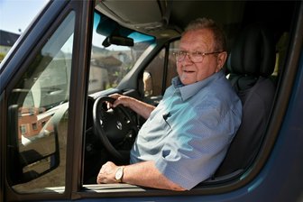 70 Jahre unfallfrei: Warum ein Reise-Unternehmer aus Reinsdorf auch mit 88 Jahren noch manchmal am Steuer sitzt - Heinz Vogt, genannt Heiner, liebt große Autos, seit er ein Junge war. Wie einen der Busse, mit denen er Reisen anbietet.