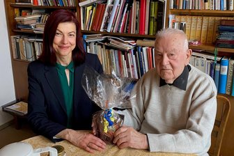 70. Priesterweihe-Jubiläum – viele Jahre wirkte er auch im Vogtland: Ein Leben für die Menschen zur Ehre Gottes - Klingenthals Oberbürgermeisterin Judith Sandner schätzt das Engagement von Pfarrer Ferdinand Kohl in ihrer Stadt. Das Bild entstand anlässlich seines 94. Geburtstages.
