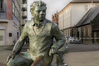 70 Riesen-Puppen, ein walisischer Dichter, ein unaussprechliches Dorf und was das alles mit dem Chemnitzer Küchwald zu tun hat - Eine Statue des Poeten Dylan Thomas im walisischen Swansea.