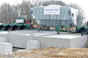 70-Tonnen-Schwerlasttransport zur Baustelle: Was tut sich hinter der B 173 bei Memmendorf? - In Frankenstein wurde am Dienstag ein Trafo für das gerade entstehende Umspannwerk eingesetzt.