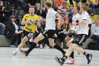 70-Tore-Spektakel: SV 04 fehlt das Glück - Sebastian Naumann (am Ball) erzielte sechs Treffer für Oberlosa. Am Ende nahmen aber die Gäste aus Bernburg die Punkte beim 34:36 mit. 