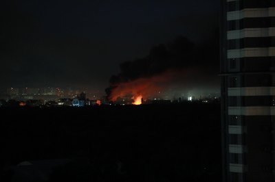 Am Himmel über der ukrainischen Hauptstadt waren Rauchsäulen von Bränden zu sehen.