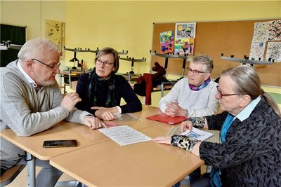 Der kommissarische Chorleiter Uwe Weise im Gespräch mit den Chormitgliedern Christine Eckart, Elke Buchwaldt und Claudia Bothe über die aktuell schwierige Situation (v.l.). 