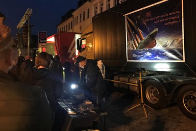 Am Rand der Kundgebung wurden unter anderem Aufkleber „Vergreift euch nicht an unserem Licht“, dem Slogan der Protestaktion, verkauft.