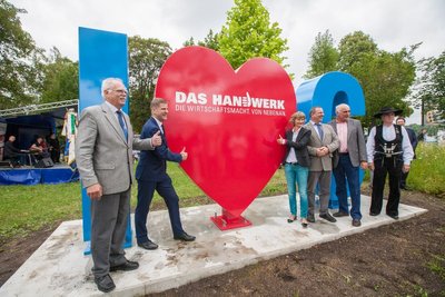  Chemnitz Oberbürgermeisterin Barbara Ludwig (SPD, dritte von links) bei der Enthüllung des Schriftzuges auf dem Thomas-Mann-Platz, zusammen mit Jens Preißler, Center-Manager der Sachsen Allee (zweiter von links), und Vertretern des Handwerks.