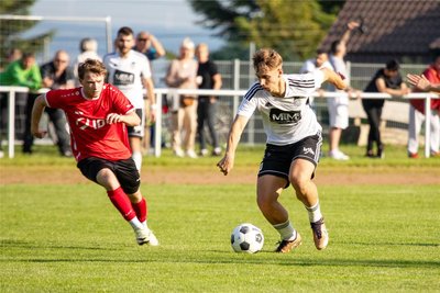 Lucas Walther (l., hier im Laufduell mit Syraus Tom Limmer) traf im Vogtland zum zwischenzeitlichen 1:1-Ausgleich für die Annaberger.