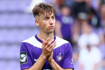 Tim Hoffmann klatscht den Auer Fans Beifall für ihre lautstarke Unterstützung.