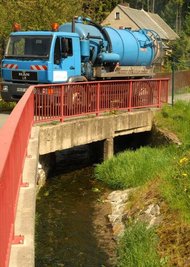 Marode: Die Brücke Am Hölzel in Krumhermersdorf soll eher als bisher geplant ersetzt werden. 