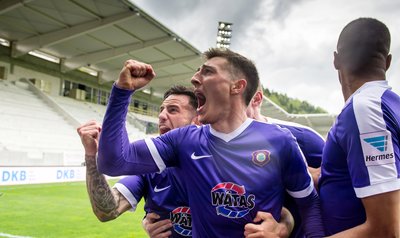 Aues Mario Kvesic jubelt über seinen Treffer zum 1:0 mit Calogero Rizzuto (l) und Louis Samson (r).